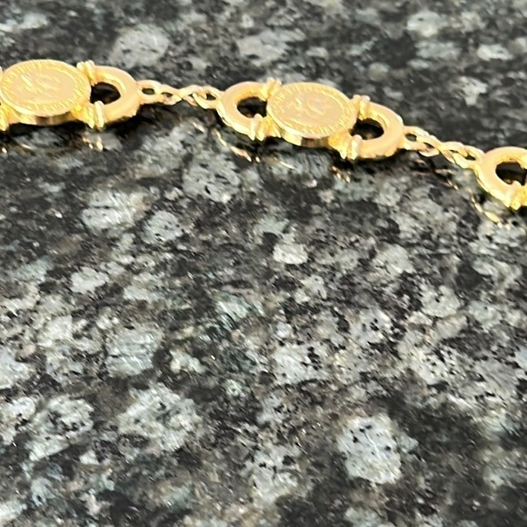 elizabeth 11 dei gratia regina f.d belt metallic 
coin​​​ - Picture 7 of 9